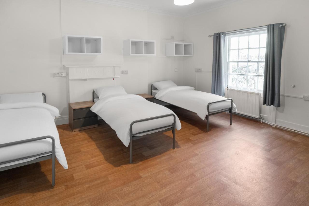Einzelbett im Dreibettzimmer für Frauen