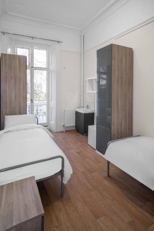 Einzelbett im Zweibettzimmer für Männer